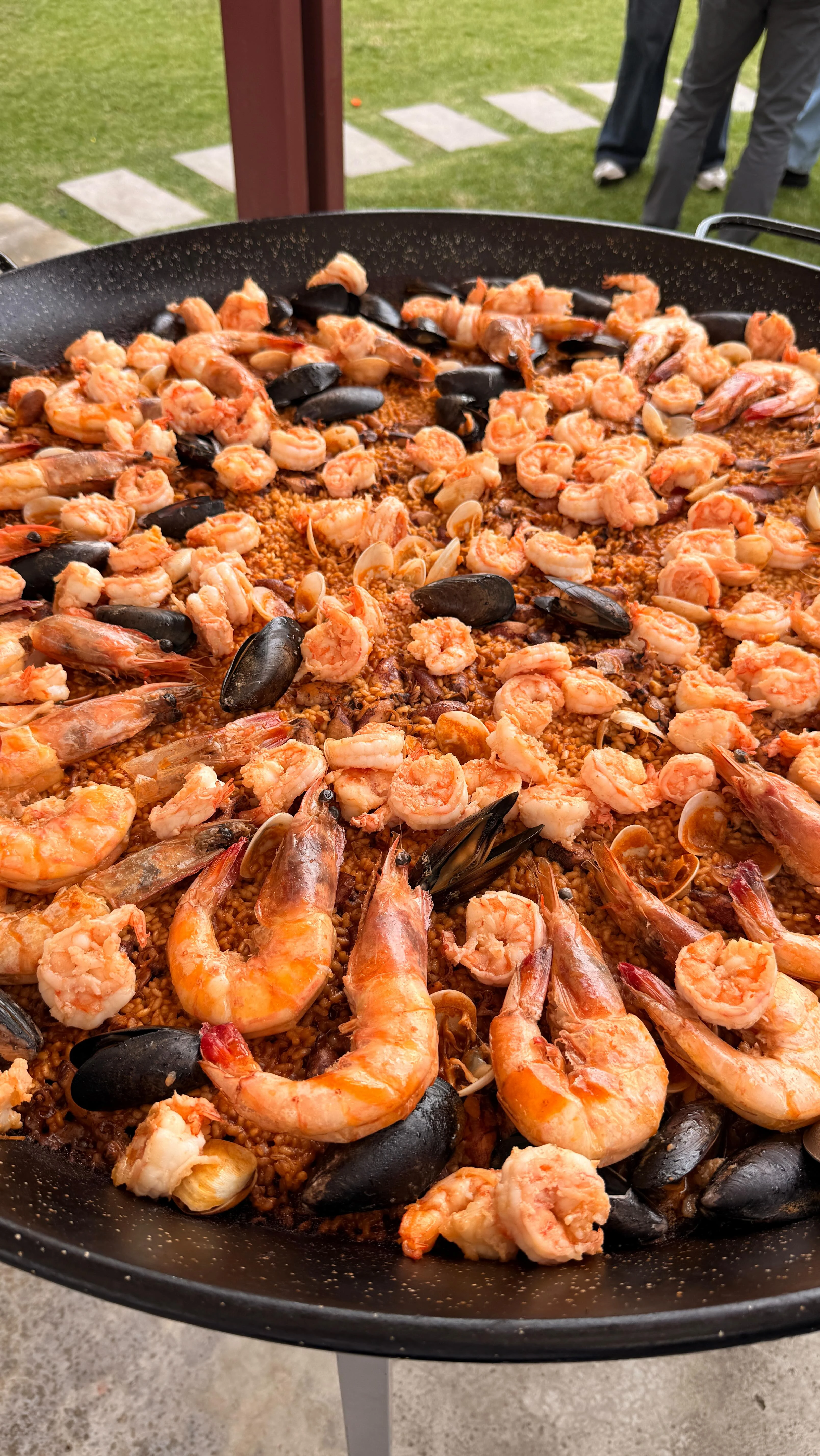 Arroz meloso de camarones y langostinos en una paellera tradicional