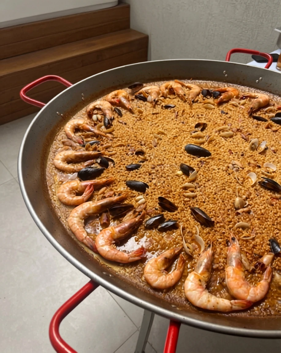 Paella mar y tierra con carnes, mariscos y azafrán