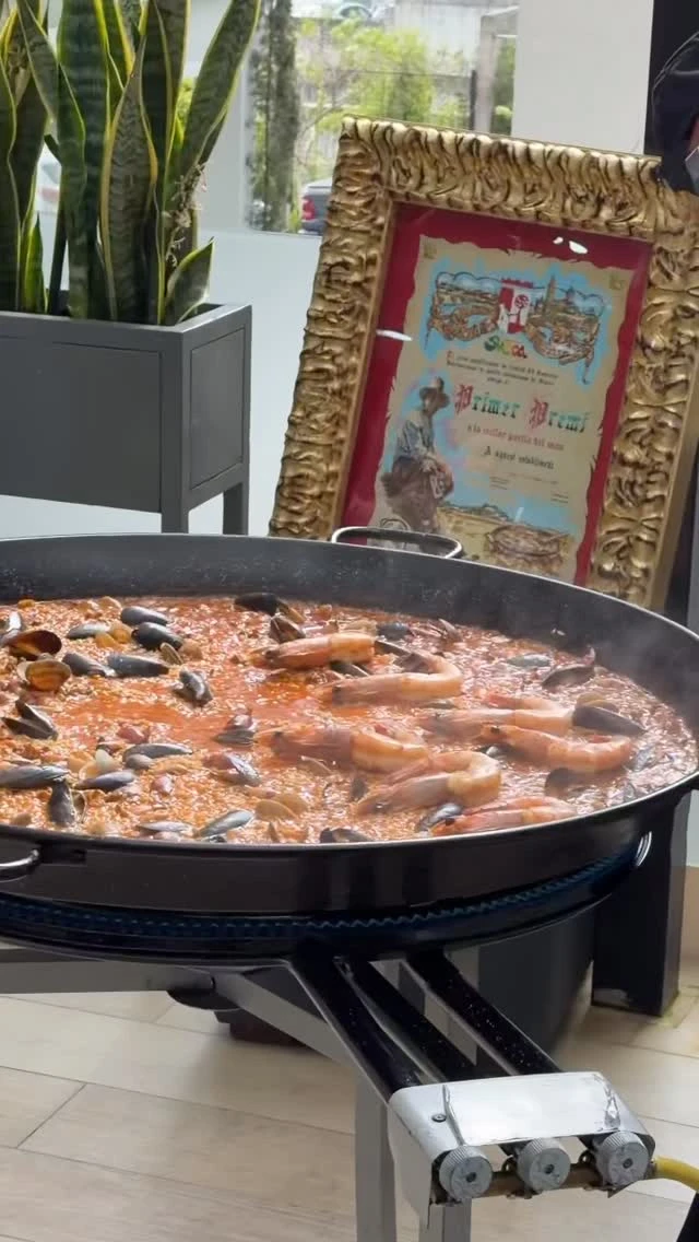 Fuego de leña encendiendo paellera